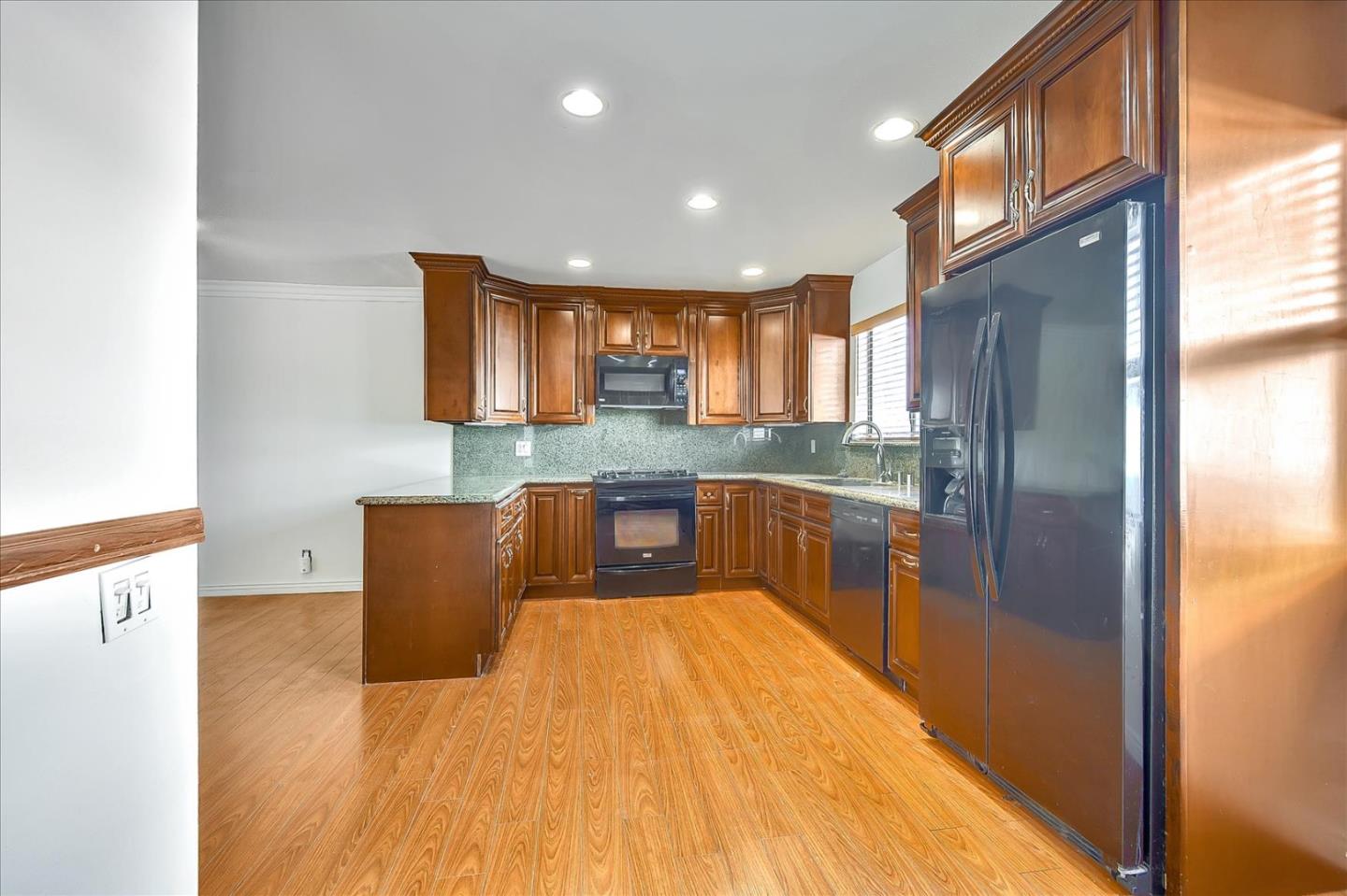 Detail Gallery Image 9 of 36 For 20224 Sherman Way #64,  Winnetka,  CA 91306 - 3 Beds | 2/1 Baths