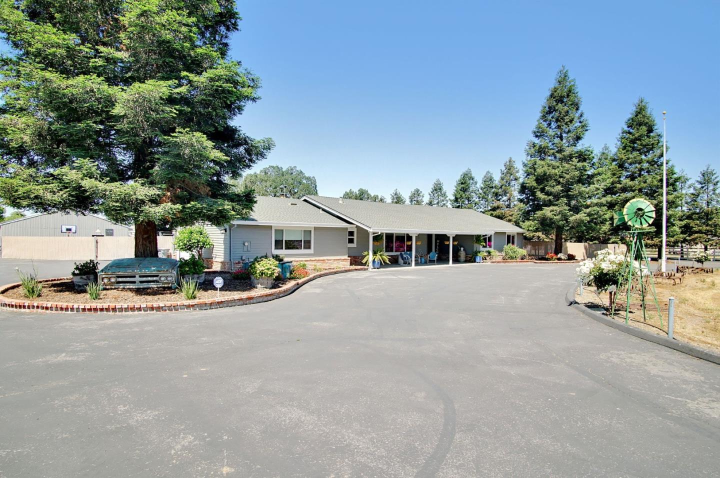 Detail Gallery Image 4 of 79 For 8875 New Ave, Gilroy,  CA 95020 - 4 Beds | 2/1 Baths