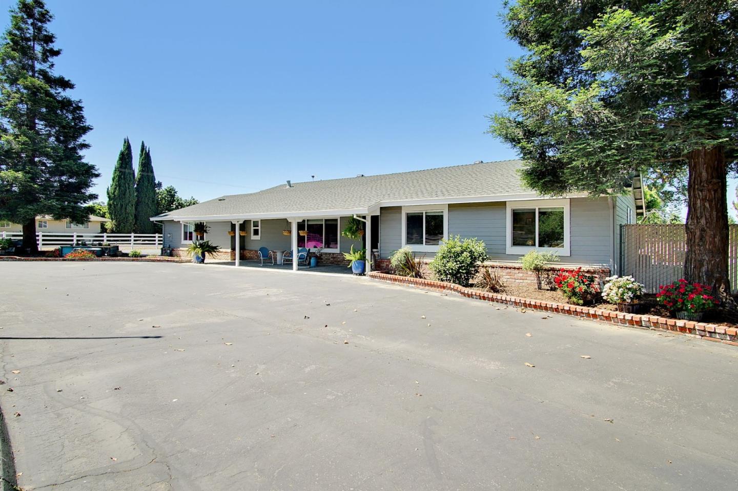 Detail Gallery Image 5 of 79 For 8875 New Ave, Gilroy,  CA 95020 - 4 Beds | 2/1 Baths