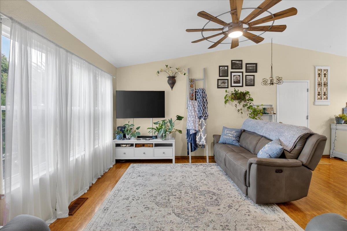 Detail Gallery Image 10 of 41 For 11 Manzano Cir, Salinas,  CA 93905 - 3 Beds | 2 Baths