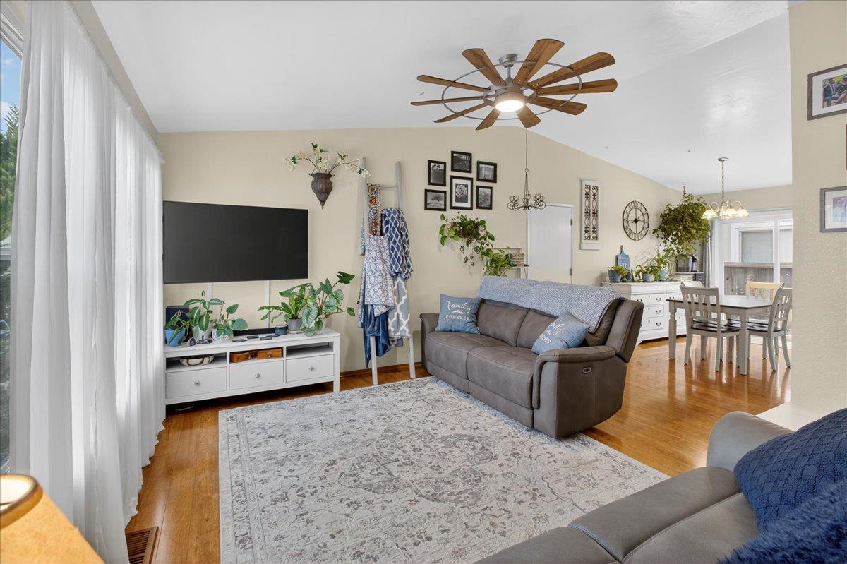 Detail Gallery Image 11 of 41 For 11 Manzano Cir, Salinas,  CA 93905 - 3 Beds | 2 Baths