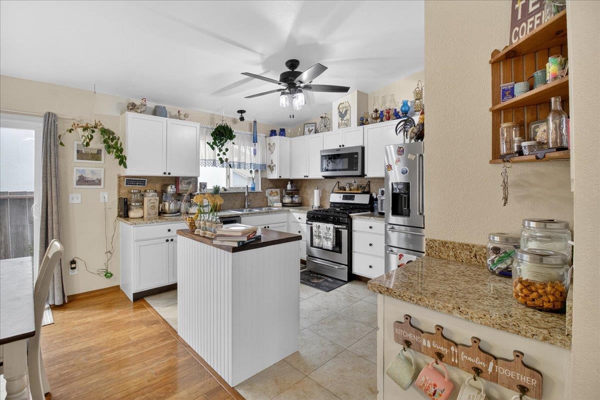 Detail Gallery Image 14 of 41 For 11 Manzano Cir, Salinas,  CA 93905 - 3 Beds | 2 Baths