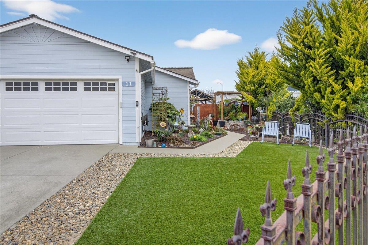 Detail Gallery Image 3 of 41 For 11 Manzano Cir, Salinas,  CA 93905 - 3 Beds | 2 Baths