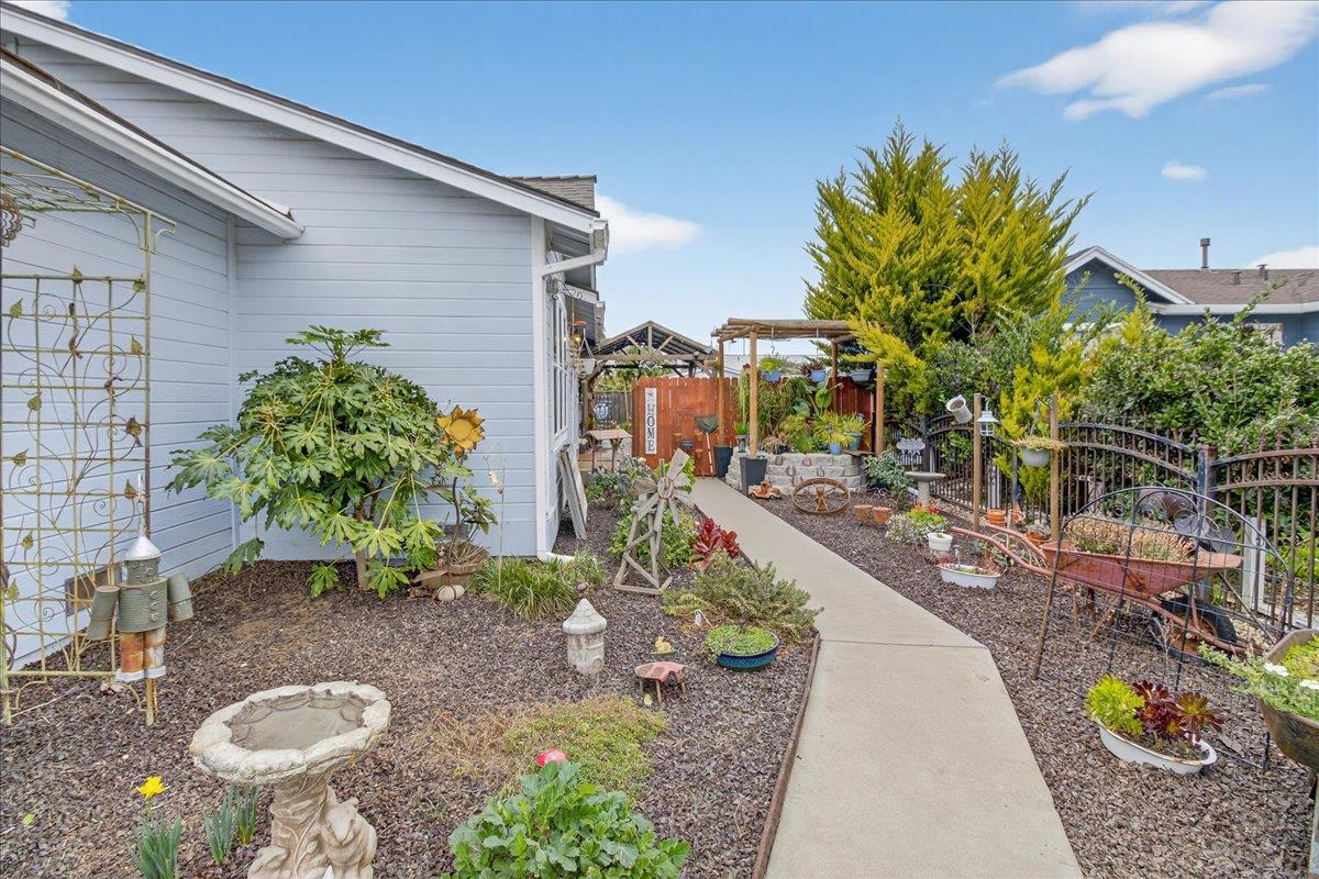 Detail Gallery Image 4 of 41 For 11 Manzano Cir, Salinas,  CA 93905 - 3 Beds | 2 Baths