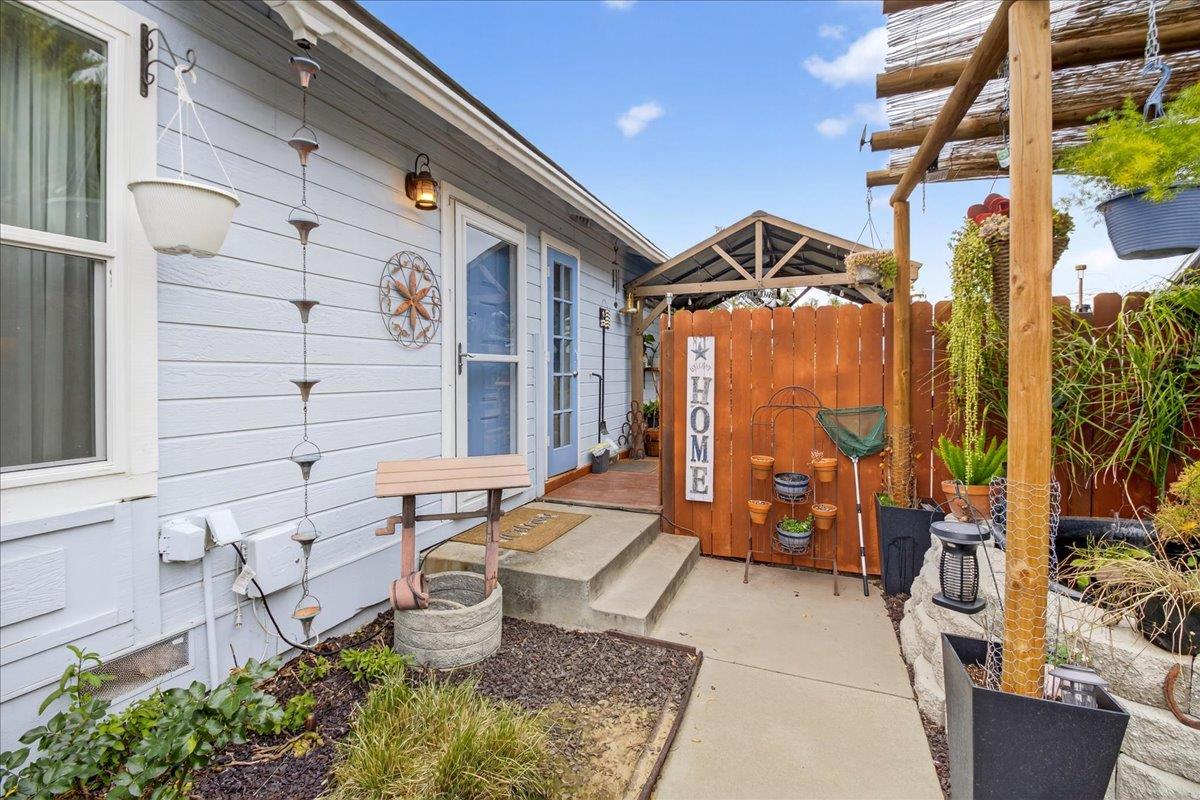 Detail Gallery Image 5 of 41 For 11 Manzano Cir, Salinas,  CA 93905 - 3 Beds | 2 Baths