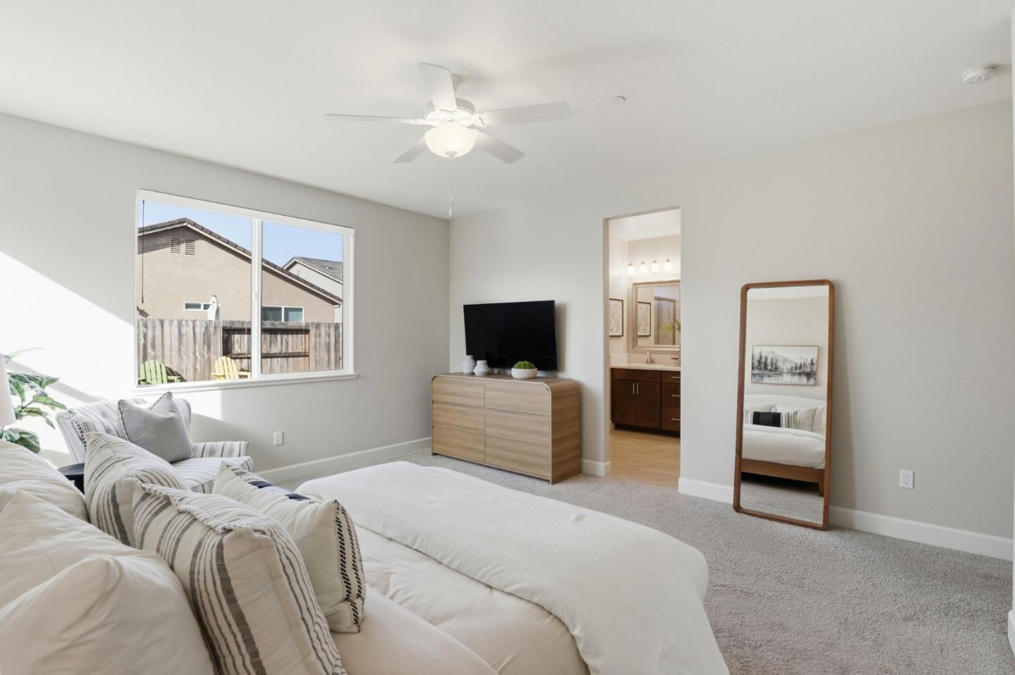 Detail Gallery Image 14 of 50 For 1216 Wildrose Dr, Hollister,  CA 95023 - 4 Beds | 2 Baths