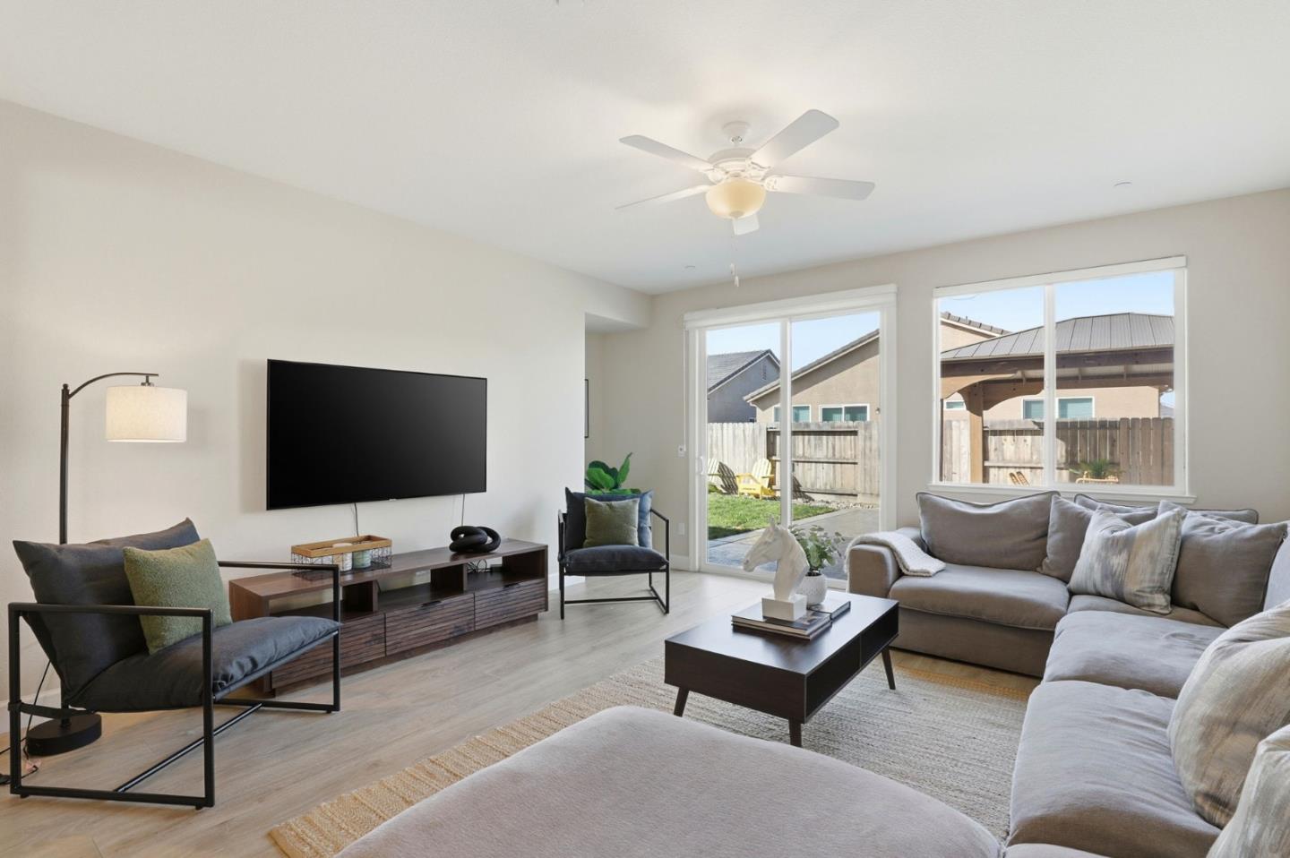 Detail Gallery Image 5 of 50 For 1216 Wildrose Dr, Hollister,  CA 95023 - 4 Beds | 2 Baths