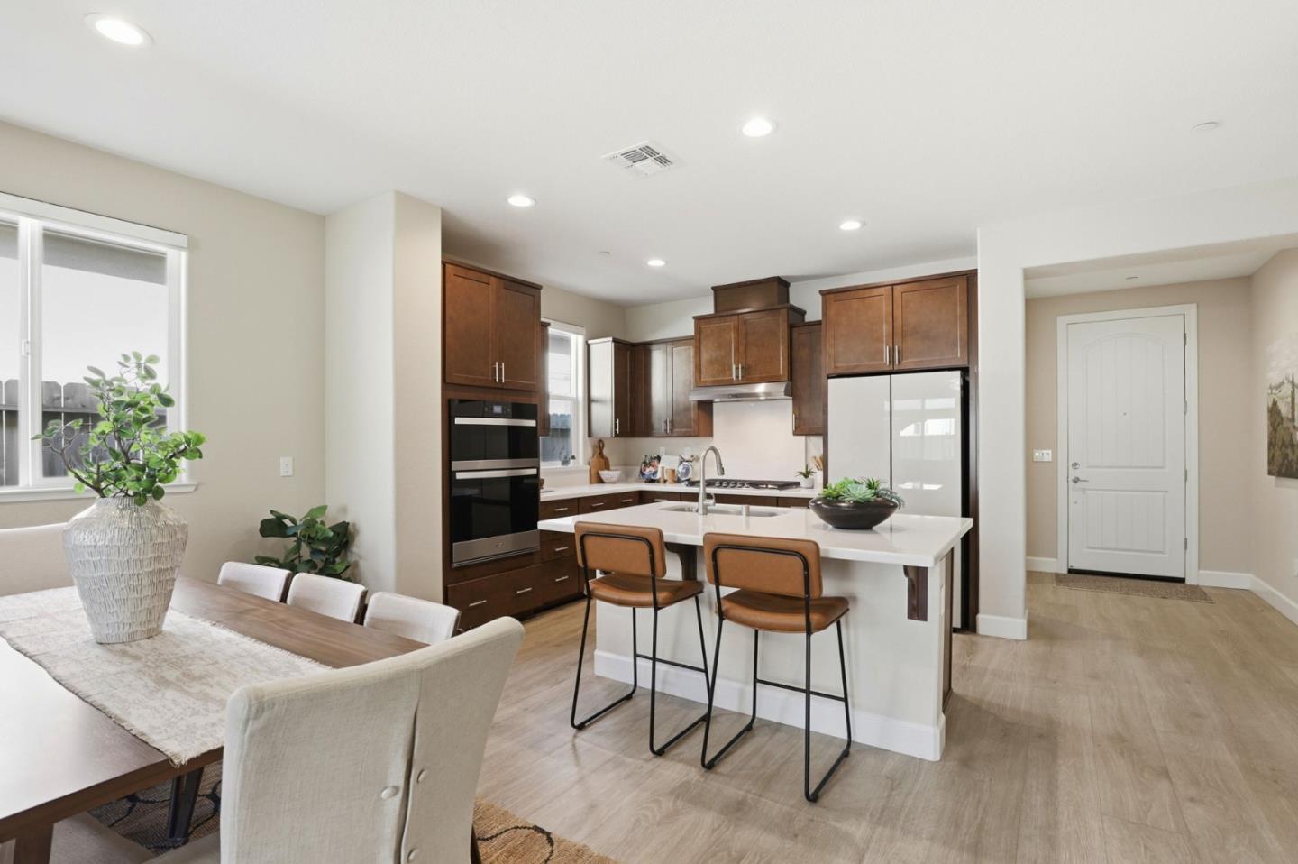 Detail Gallery Image 8 of 50 For 1216 Wildrose Dr, Hollister,  CA 95023 - 4 Beds | 2 Baths