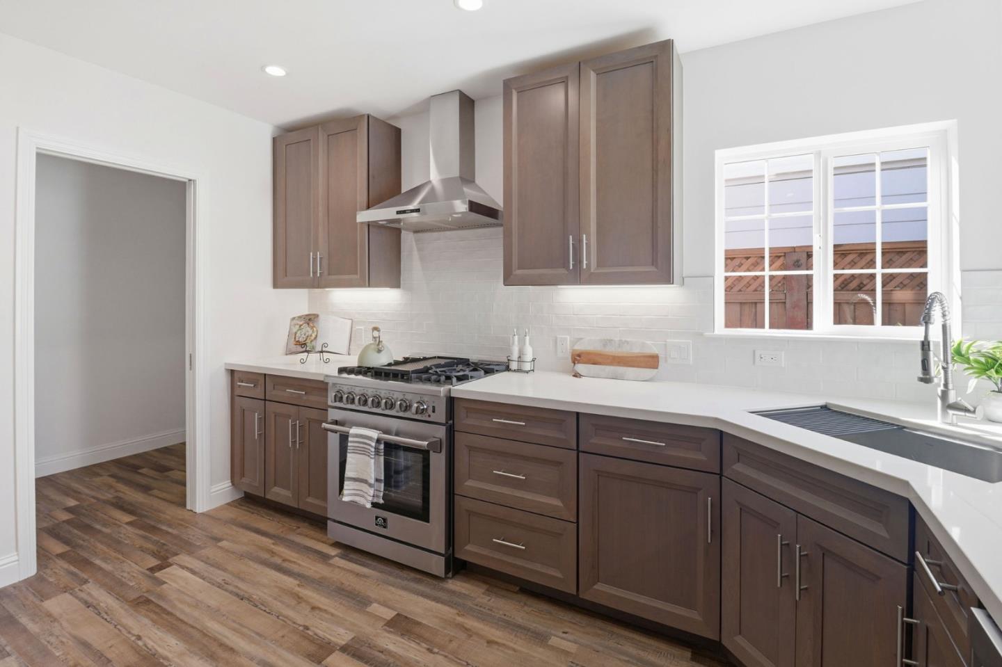 Detail Gallery Image 8 of 19 For 2710 Isabelle Ave, San Mateo,  CA 94403 - 3 Beds | 2/1 Baths