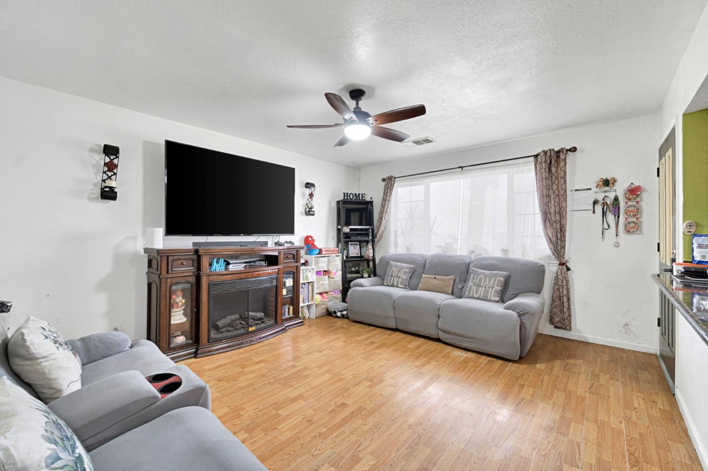 Detail Gallery Image 6 of 33 For 1007 Woodward, Fresno,  CA 93706 - 3 Beds | 2 Baths