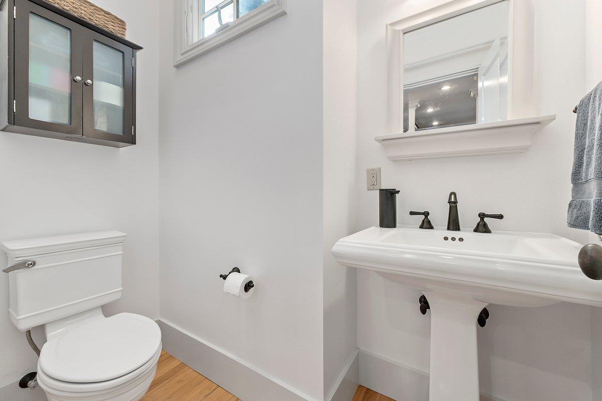 Detail Gallery Image 13 of 29 For 562 Hillcrest Way, Redwood City,  CA 94062 - 3 Beds | 2/1 Baths