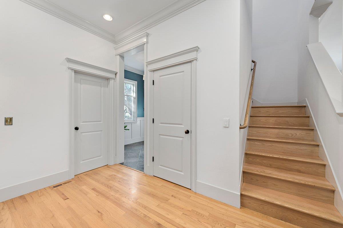 Detail Gallery Image 16 of 29 For 562 Hillcrest Way, Redwood City,  CA 94062 - 3 Beds | 2/1 Baths