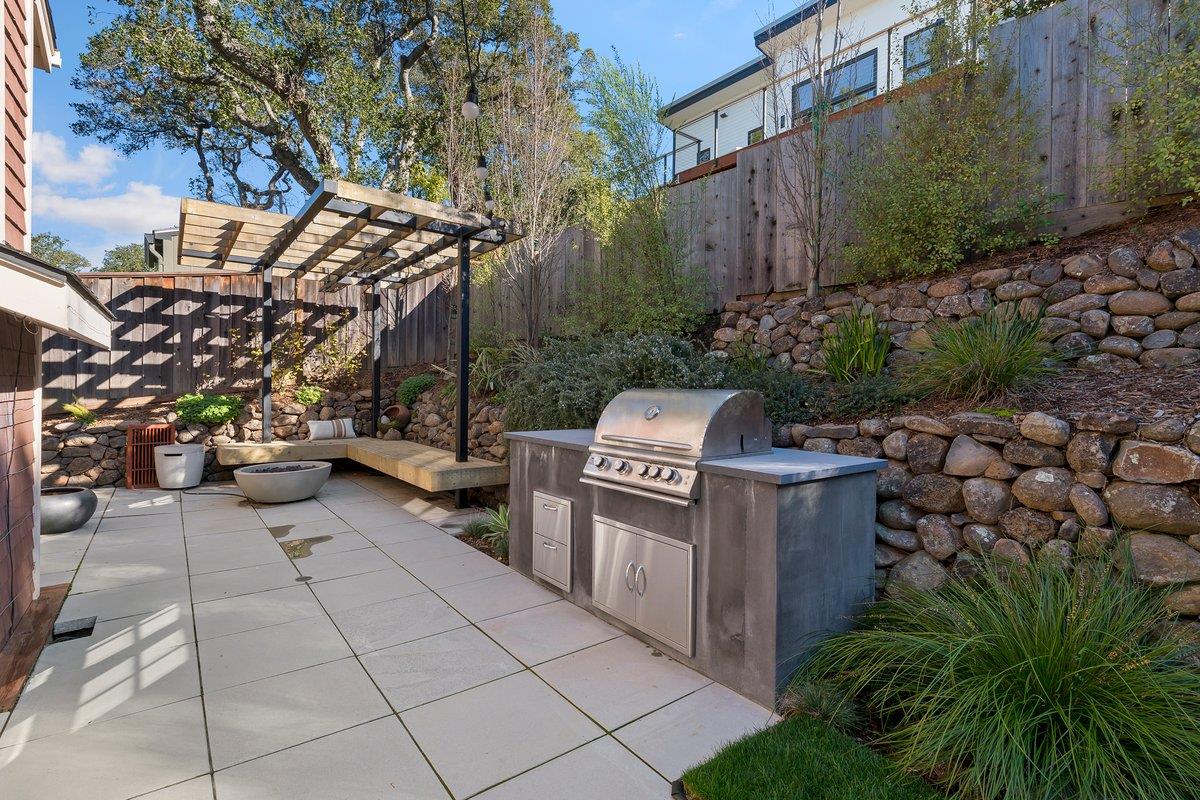 Detail Gallery Image 28 of 29 For 562 Hillcrest Way, Redwood City,  CA 94062 - 3 Beds | 2/1 Baths