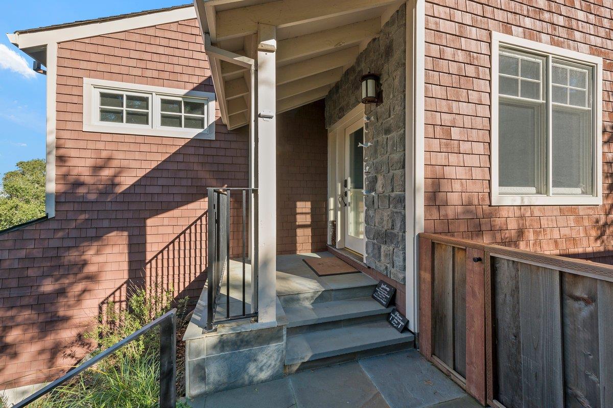 Detail Gallery Image 3 of 29 For 562 Hillcrest Way, Redwood City,  CA 94062 - 3 Beds | 2/1 Baths