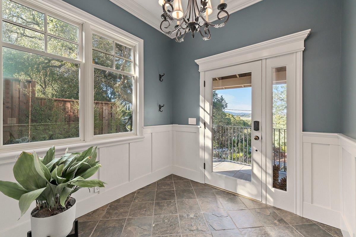 Detail Gallery Image 4 of 29 For 562 Hillcrest Way, Redwood City,  CA 94062 - 3 Beds | 2/1 Baths