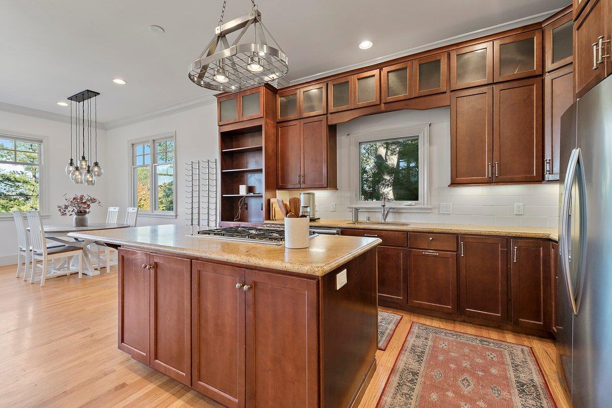 Detail Gallery Image 5 of 29 For 562 Hillcrest Way, Redwood City,  CA 94062 - 3 Beds | 2/1 Baths