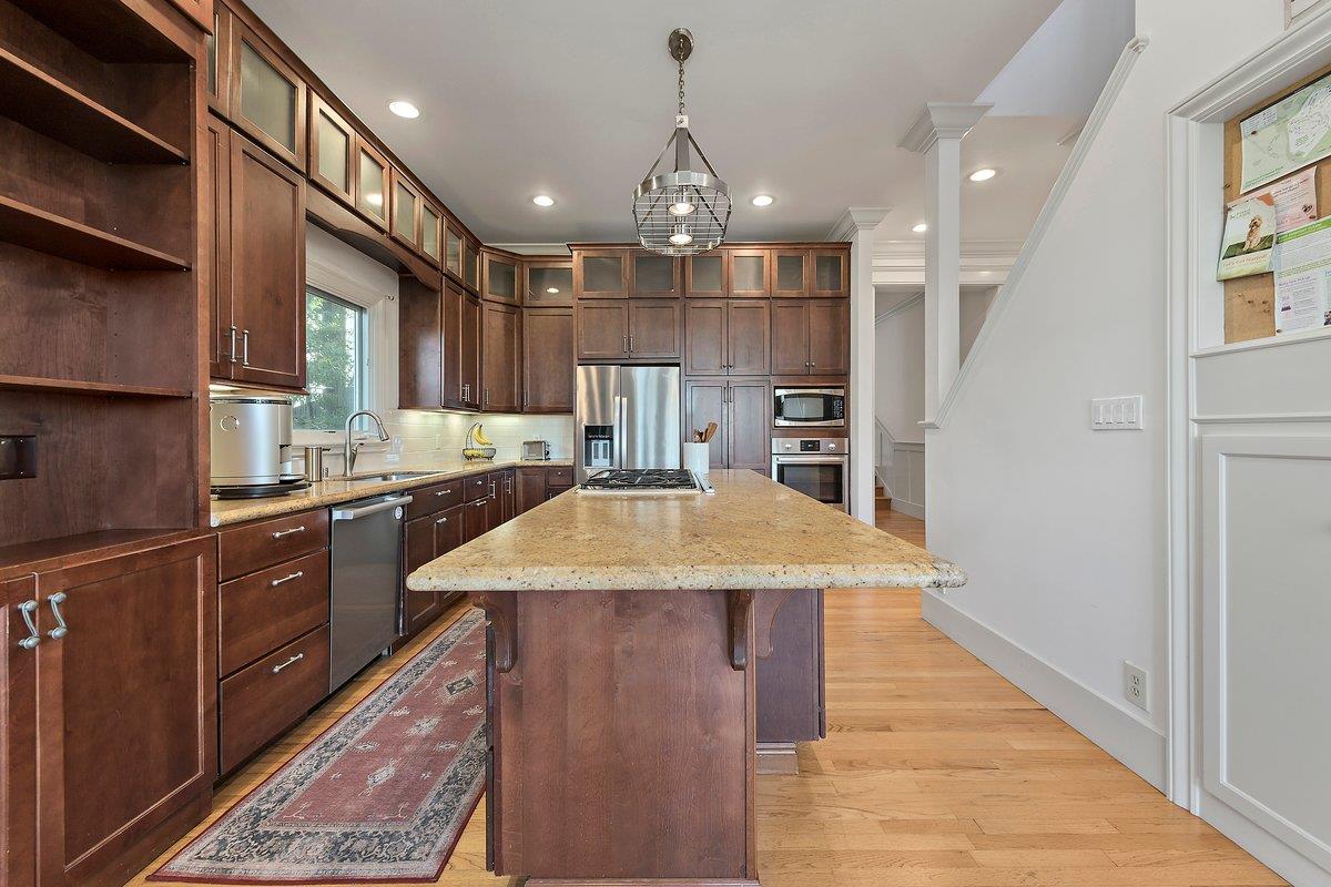 Detail Gallery Image 6 of 29 For 562 Hillcrest Way, Redwood City,  CA 94062 - 3 Beds | 2/1 Baths