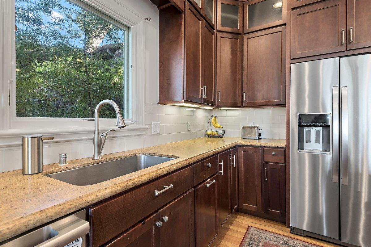 Detail Gallery Image 7 of 29 For 562 Hillcrest Way, Redwood City,  CA 94062 - 3 Beds | 2/1 Baths