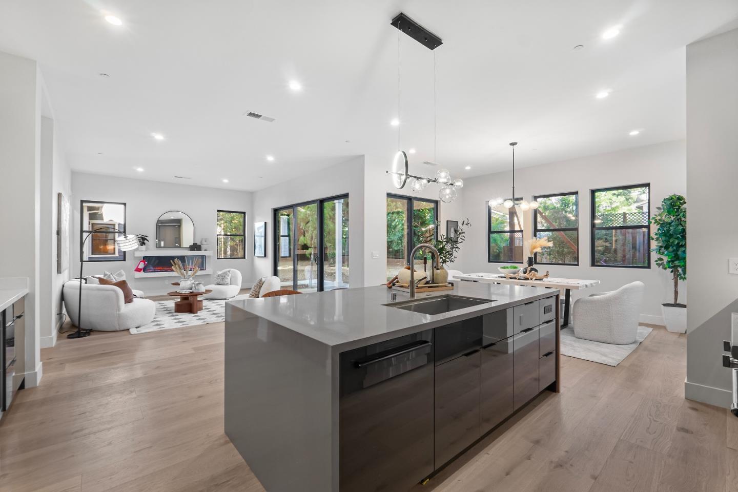 Detail Gallery Image 8 of 28 For 767 Cuesta Dr, Mountain View,  CA 94040 - 5 Beds | 4/1 Baths