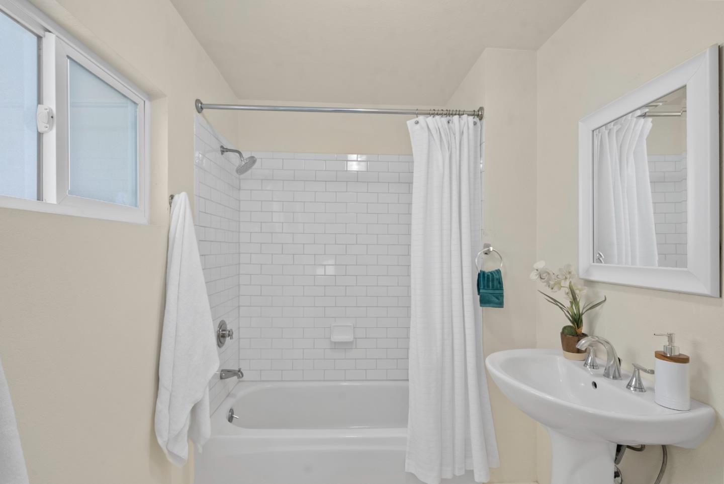 Detail Gallery Image 8 of 36 For 129 Alvarado St, Brisbane,  CA 94005 - 2 Beds | 1 Baths