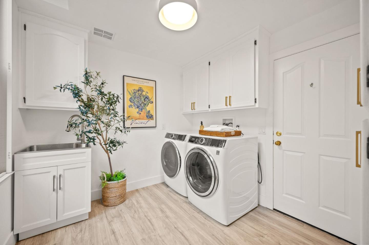 Detail Gallery Image 13 of 67 For 6607 Arlington Dr, Pleasanton,  CA 94566 - 8 Beds | 5/1 Baths