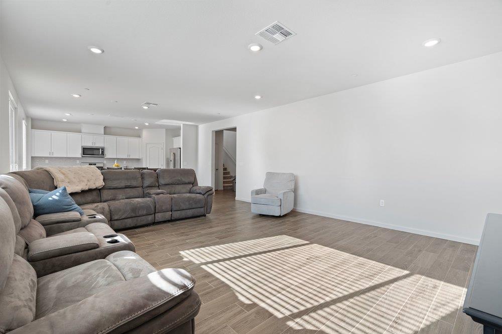 Detail Gallery Image 10 of 39 For 2031 Wildflower Dr, Hollister,  CA 95023 - 4 Beds | 3 Baths