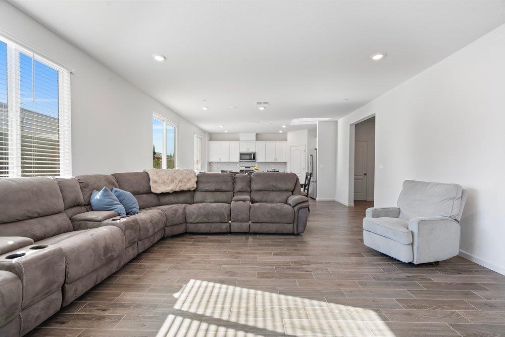 Detail Gallery Image 11 of 39 For 2031 Wildflower Dr, Hollister,  CA 95023 - 4 Beds | 3 Baths