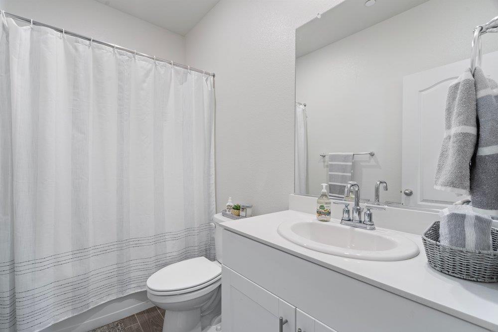 Detail Gallery Image 12 of 39 For 2031 Wildflower Dr, Hollister,  CA 95023 - 4 Beds | 3 Baths