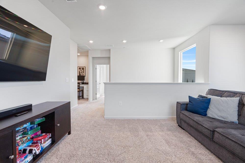 Detail Gallery Image 18 of 39 For 2031 Wildflower Dr, Hollister,  CA 95023 - 4 Beds | 3 Baths