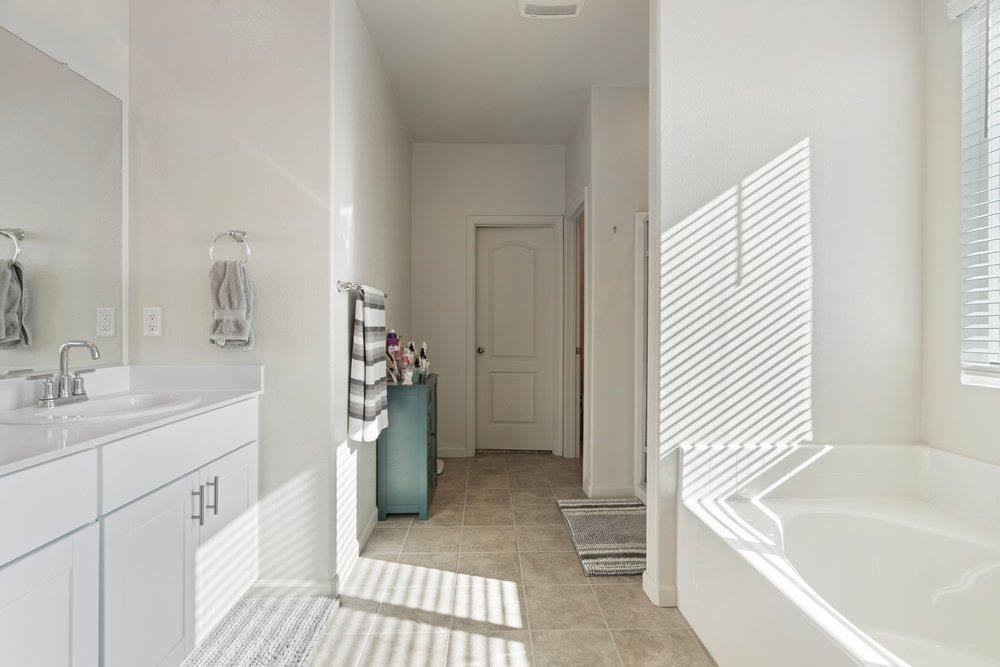 Detail Gallery Image 21 of 39 For 2031 Wildflower Dr, Hollister,  CA 95023 - 4 Beds | 3 Baths