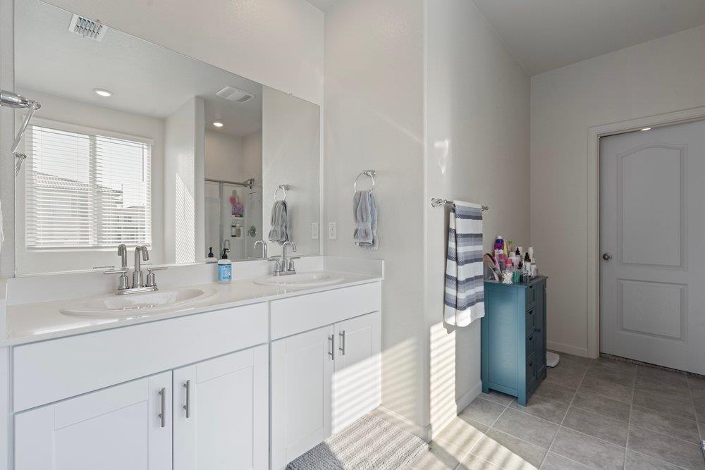 Detail Gallery Image 22 of 39 For 2031 Wildflower Dr, Hollister,  CA 95023 - 4 Beds | 3 Baths