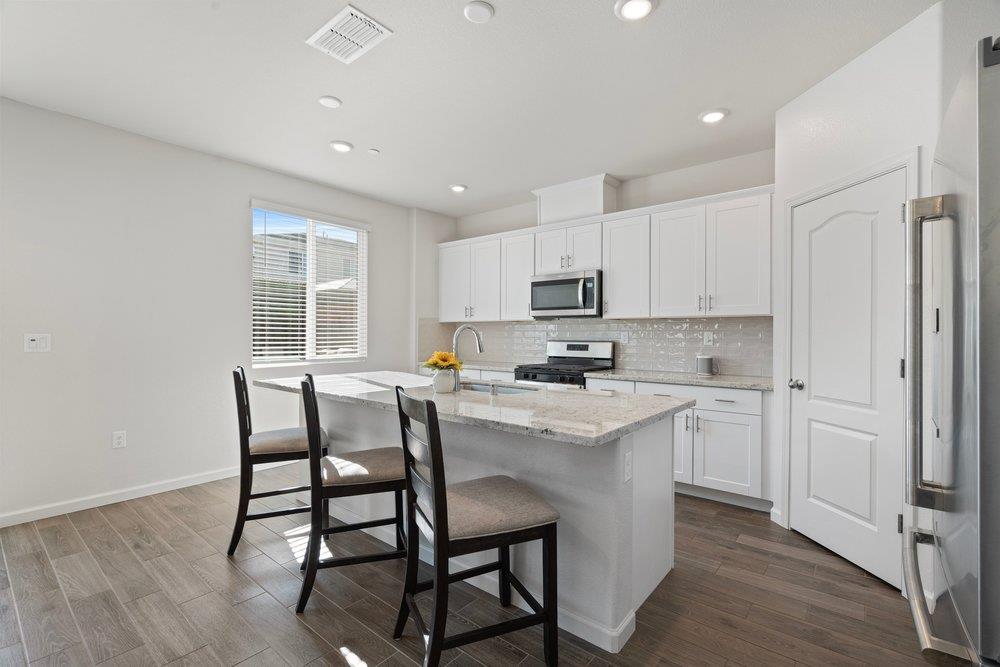 Detail Gallery Image 4 of 39 For 2031 Wildflower Dr, Hollister,  CA 95023 - 4 Beds | 3 Baths