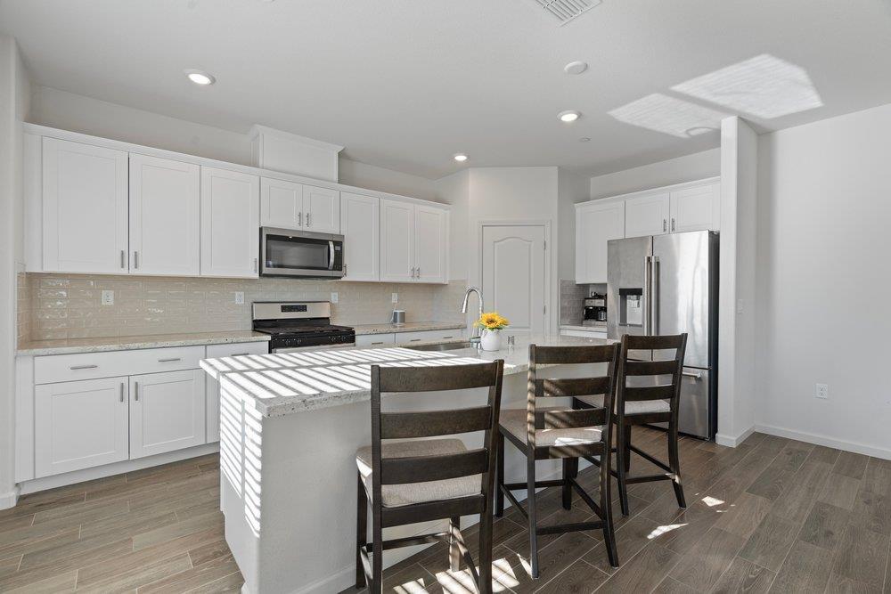 Detail Gallery Image 5 of 39 For 2031 Wildflower Dr, Hollister,  CA 95023 - 4 Beds | 3 Baths