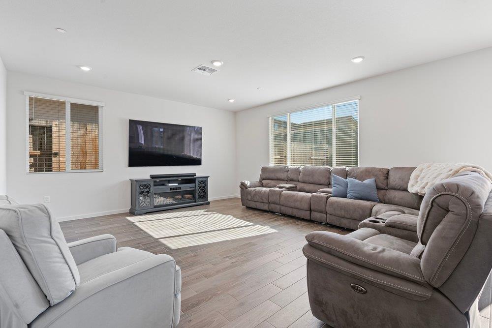 Detail Gallery Image 8 of 39 For 2031 Wildflower Dr, Hollister,  CA 95023 - 4 Beds | 3 Baths