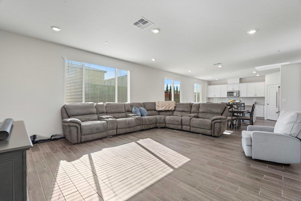 Detail Gallery Image 9 of 39 For 2031 Wildflower Dr, Hollister,  CA 95023 - 4 Beds | 3 Baths