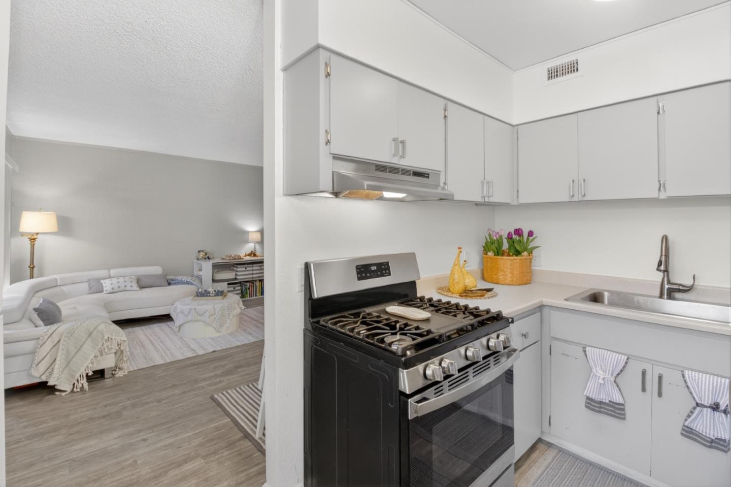 Detail Gallery Image 8 of 19 For 500 Glenwood Cir #537,  Monterey,  CA 93940 - 2 Beds | 2 Baths
