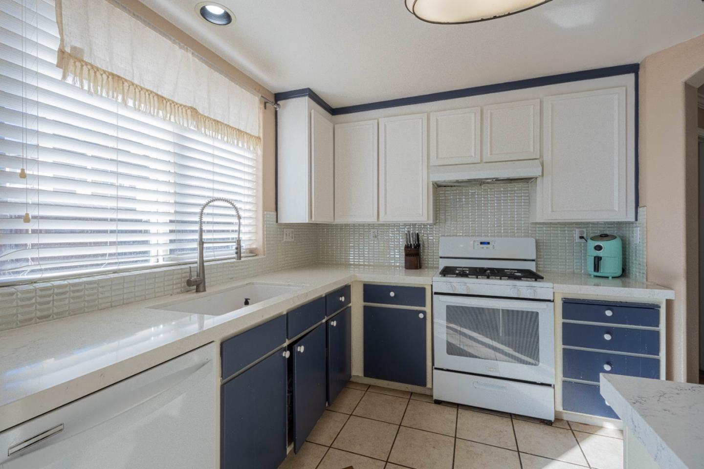 Detail Gallery Image 5 of 12 For 1725 Great Island St, Salinas,  CA 93906 - 3 Beds | 2 Baths