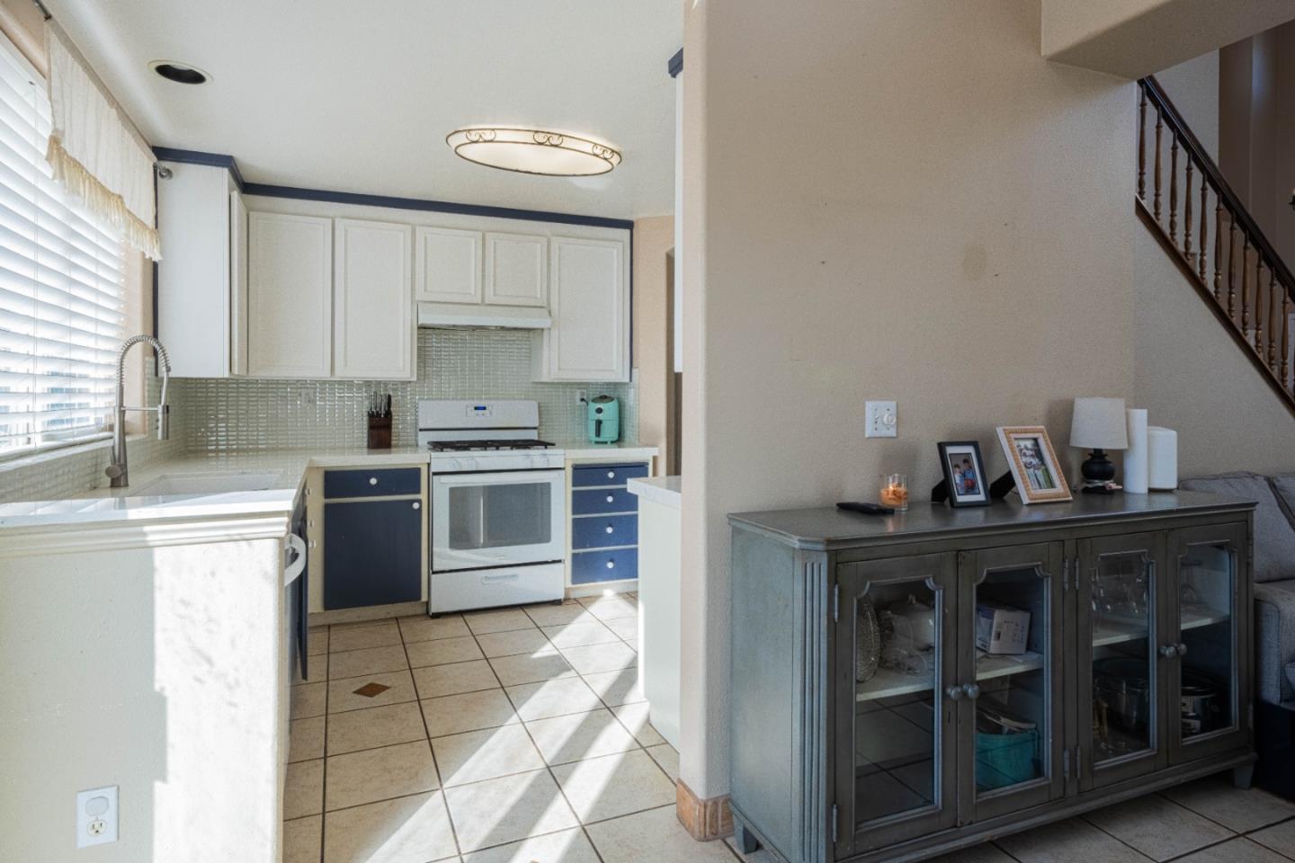 Detail Gallery Image 6 of 12 For 1725 Great Island St, Salinas,  CA 93906 - 3 Beds | 2 Baths