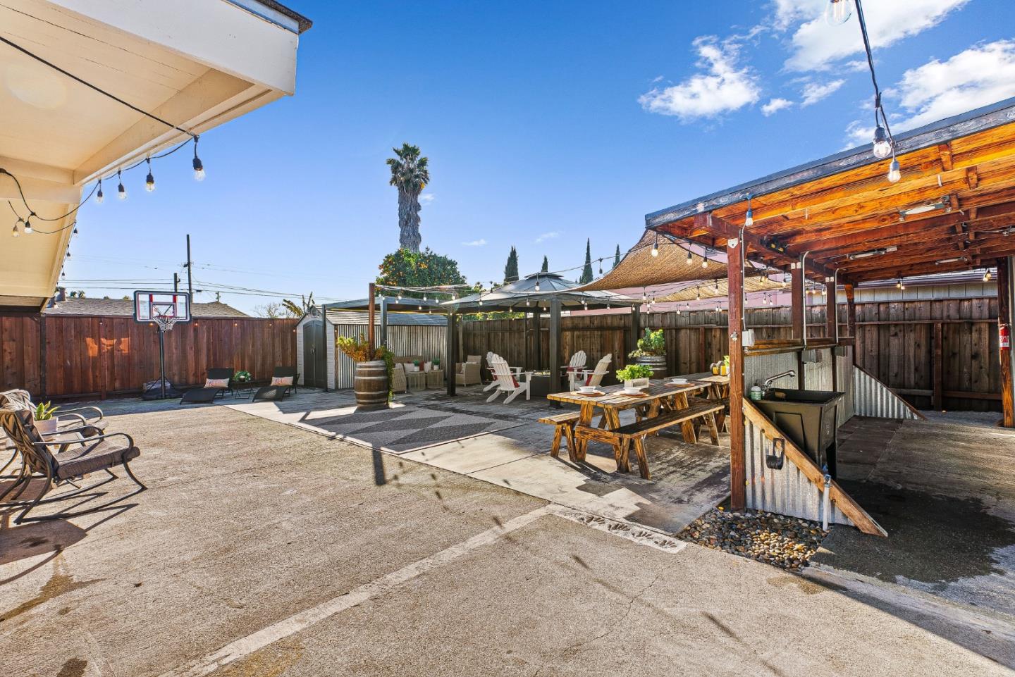 Detail Gallery Image 2 of 43 For 2083 Everglade St, Hayward,  CA 94545 - 3 Beds | 2 Baths