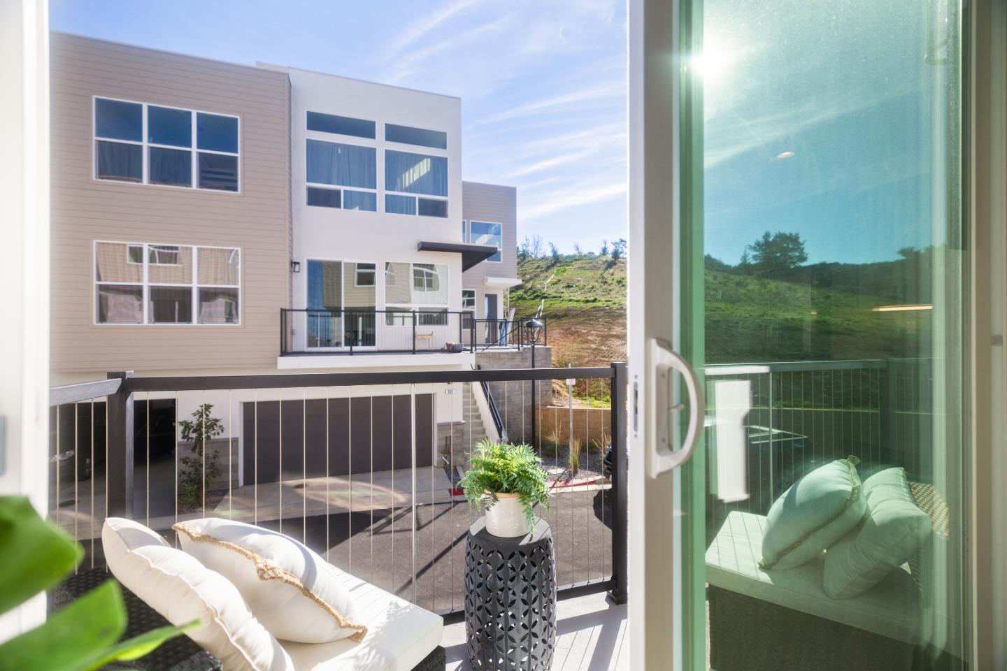 Detail Gallery Image 11 of 28 For 837 Fassler #837,  Pacifica,  CA 94044 - 3 Beds | 3/1 Baths