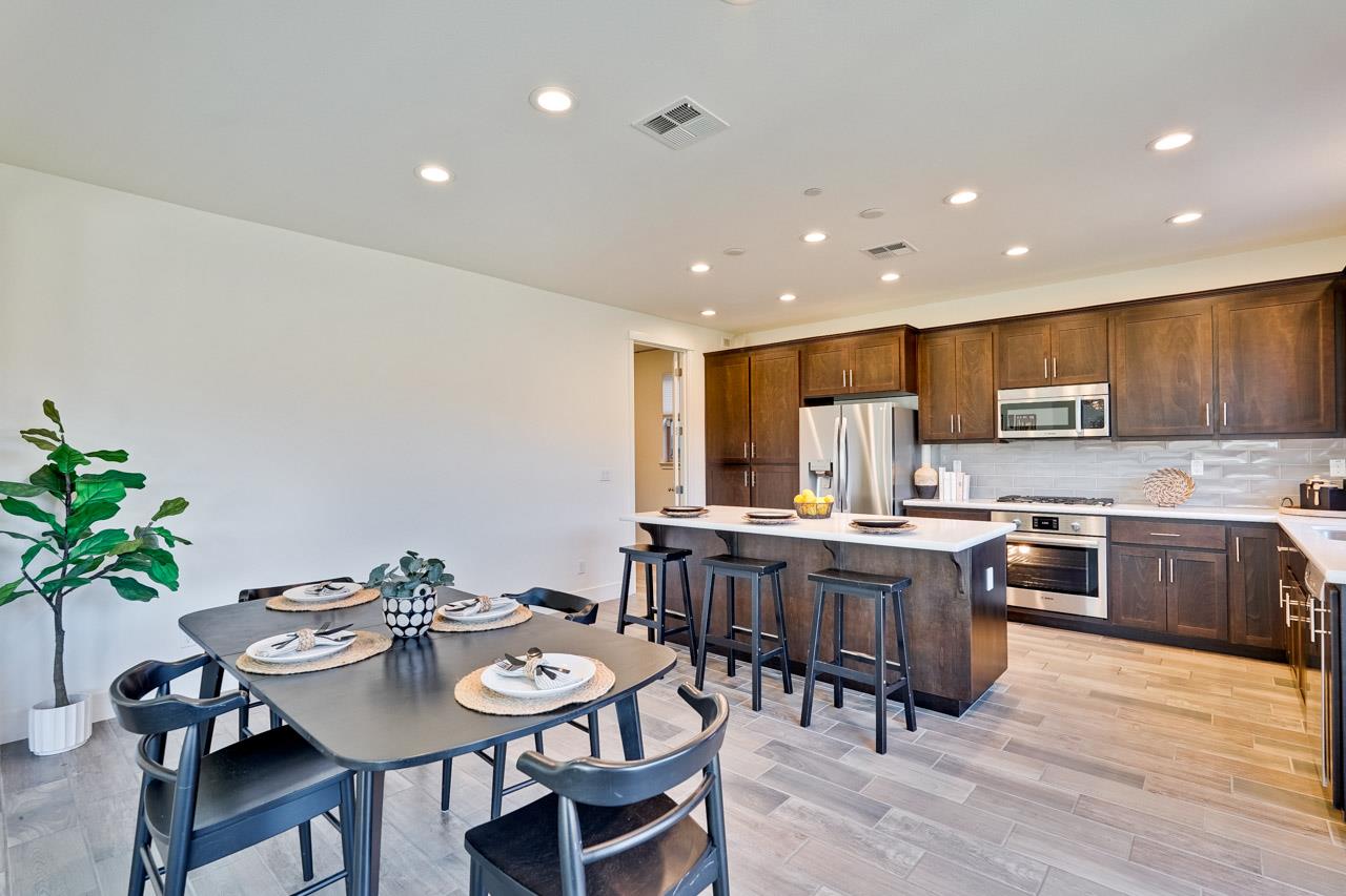 Detail Gallery Image 12 of 32 For 1495 Wildrye Ct, Hollister,  CA 95023 - 4 Beds | 3 Baths