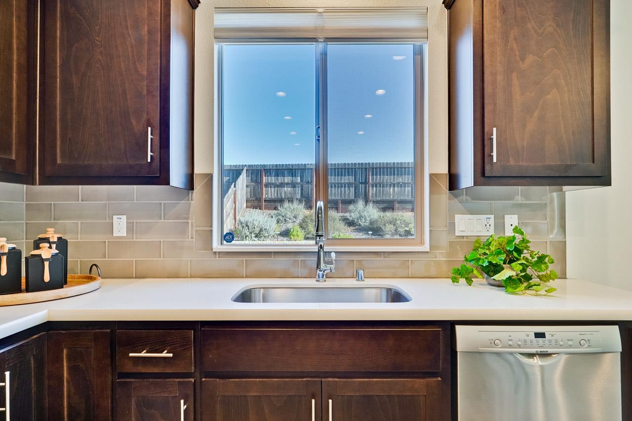 Detail Gallery Image 13 of 32 For 1495 Wildrye Ct, Hollister,  CA 95023 - 4 Beds | 3 Baths