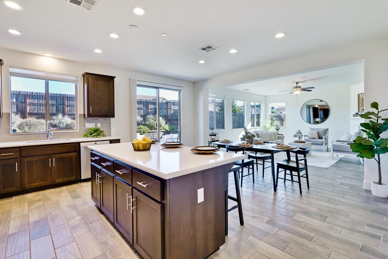 Detail Gallery Image 14 of 32 For 1495 Wildrye Ct, Hollister,  CA 95023 - 4 Beds | 3 Baths