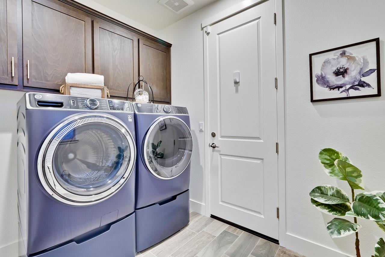 Detail Gallery Image 15 of 32 For 1495 Wildrye Ct, Hollister,  CA 95023 - 4 Beds | 3 Baths