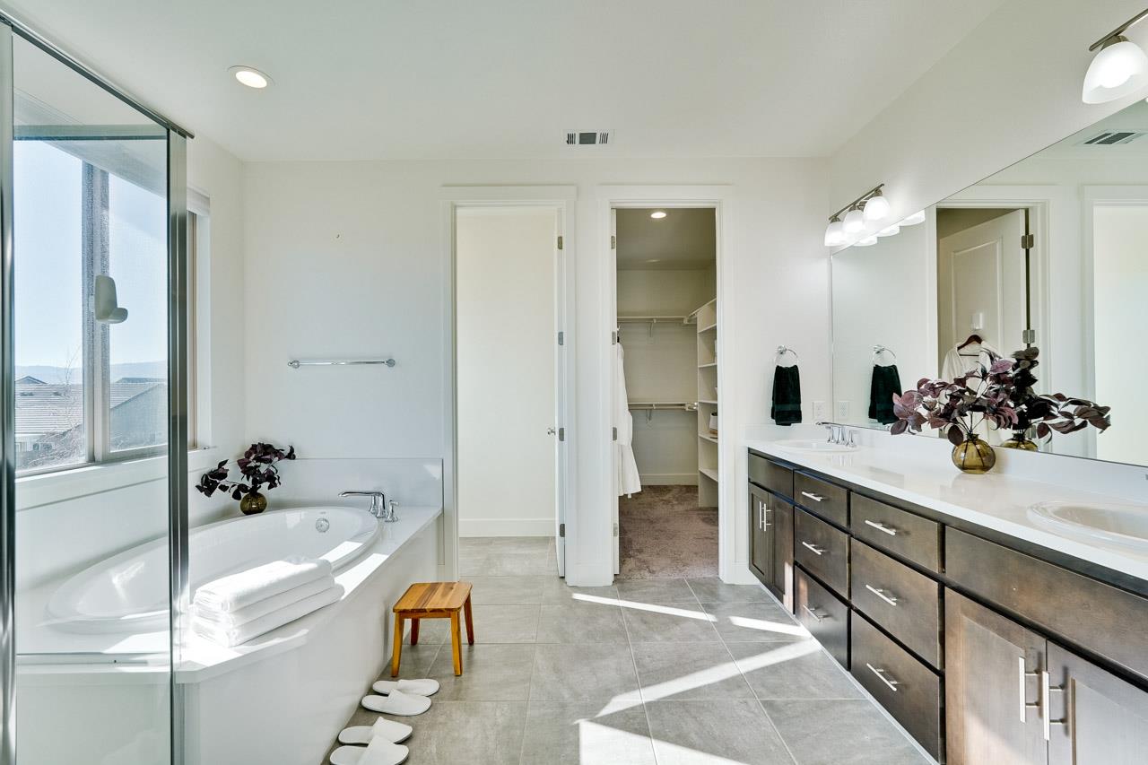 Detail Gallery Image 4 of 32 For 1495 Wildrye Ct, Hollister,  CA 95023 - 4 Beds | 3 Baths