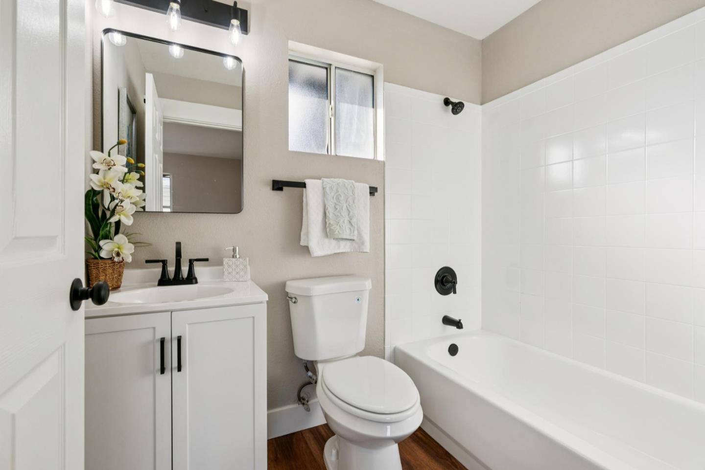 Detail Gallery Image 11 of 15 For 915 52nd St, Oakland,  CA 94608 - 2 Beds | 2 Baths