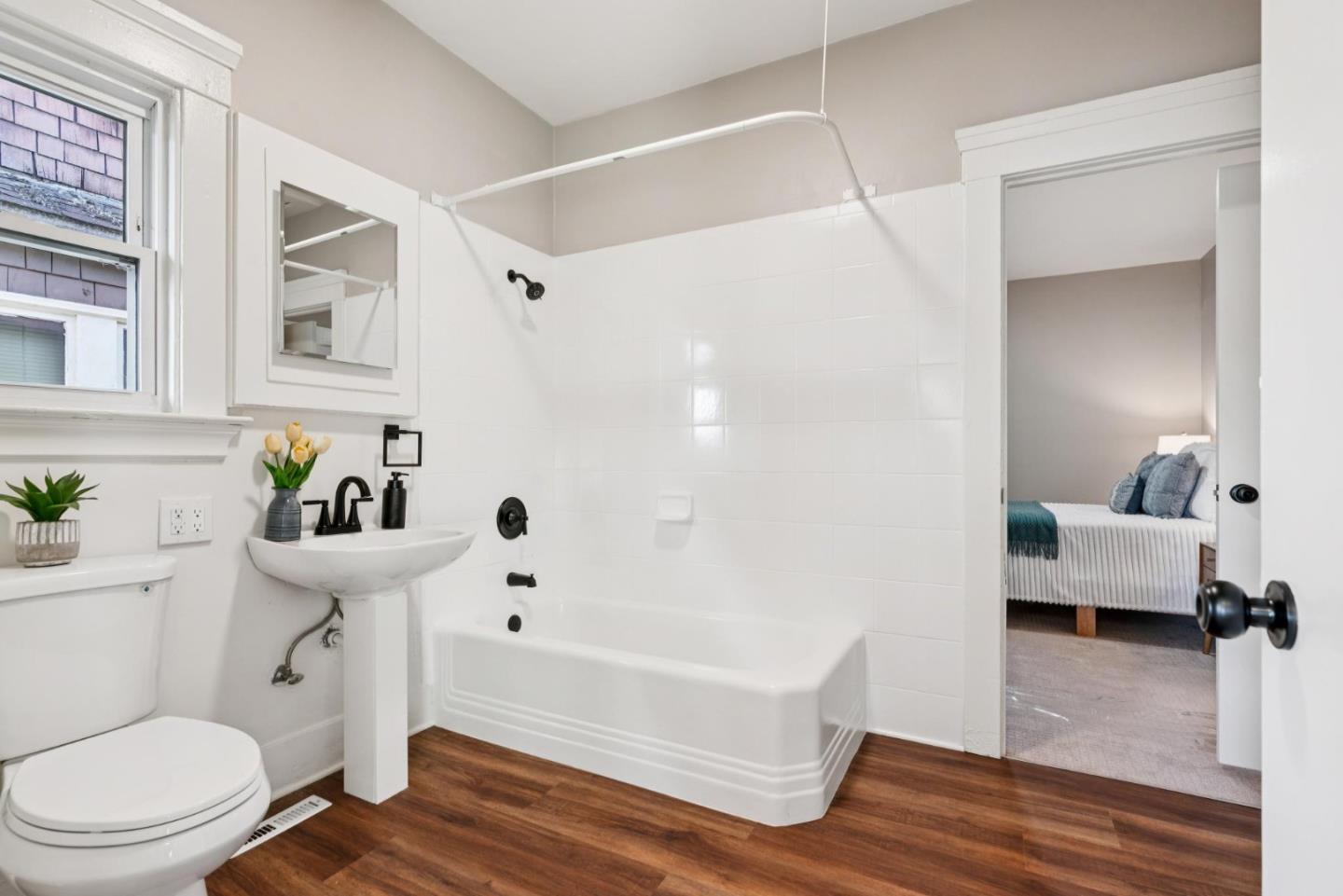 Detail Gallery Image 12 of 15 For 915 52nd St, Oakland,  CA 94608 - 2 Beds | 2 Baths