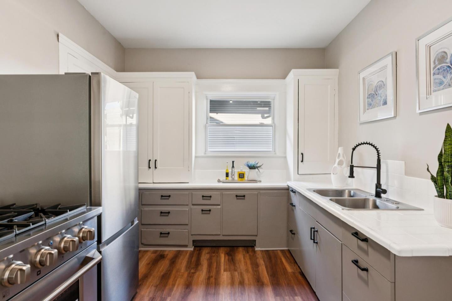 Detail Gallery Image 6 of 15 For 915 52nd St, Oakland,  CA 94608 - 2 Beds | 2 Baths