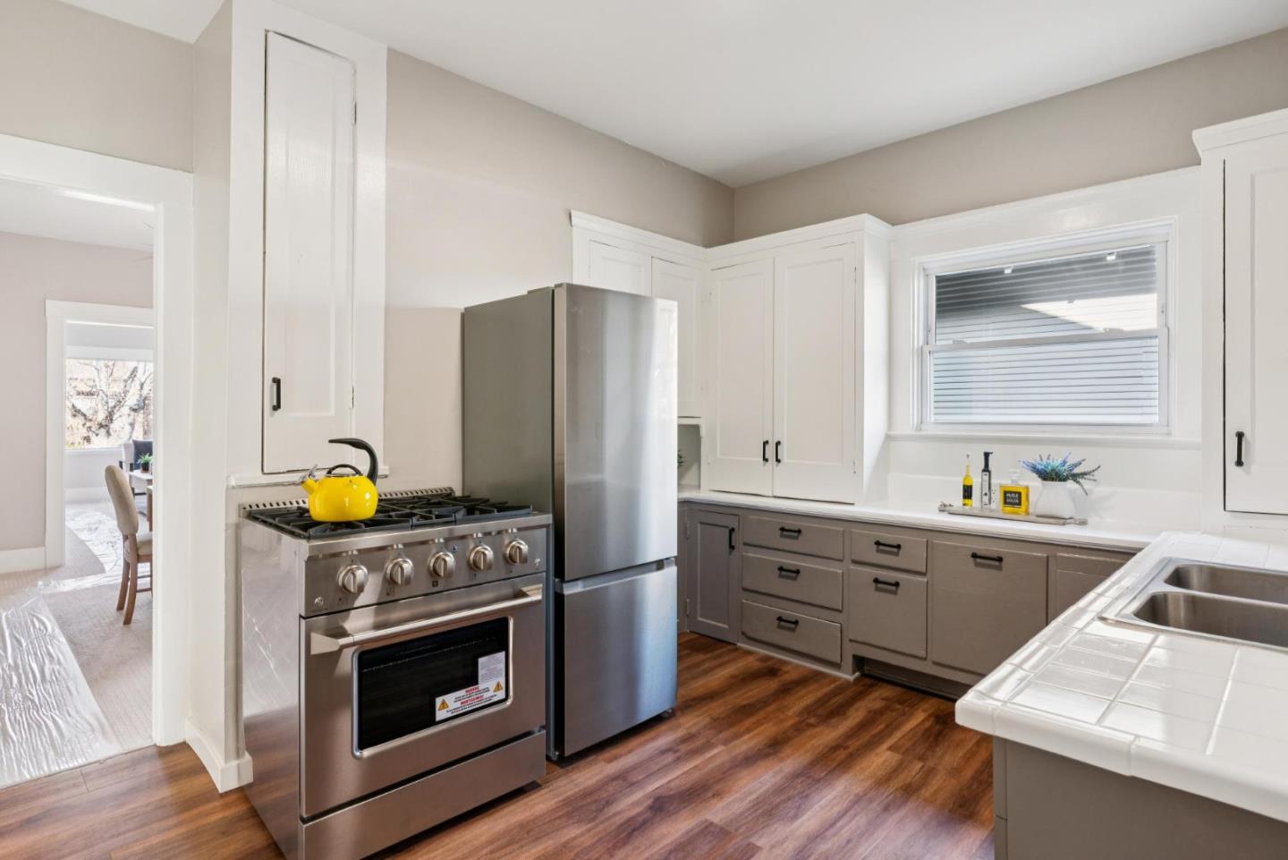 Detail Gallery Image 7 of 15 For 915 52nd St, Oakland,  CA 94608 - 2 Beds | 2 Baths