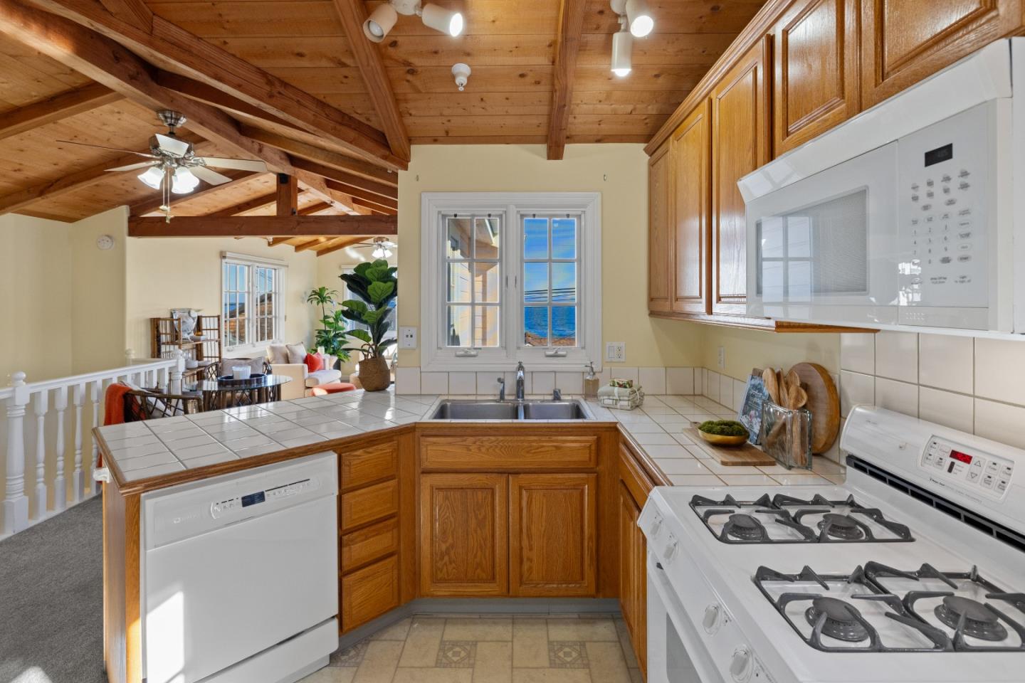 Detail Gallery Image 6 of 24 For 715 Mermaid Ave, Pacific Grove,  CA 93950 - 2 Beds | 2 Baths